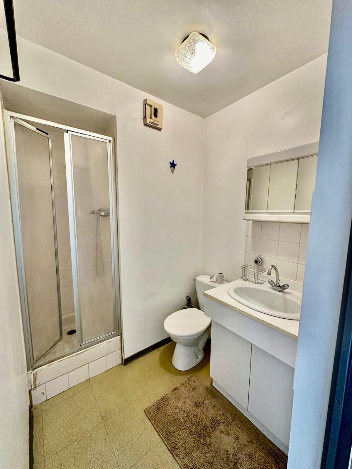 Pratique, Proche Gare & Petit Prix Avec Parking Apartment
